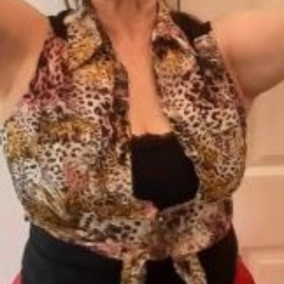 Sleeveless, button up, tie in front, pockets, black onyx buttons and lace blouse - Picture 6 of 7